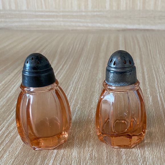 Antique Pink Depression Glass Salt & Pepper Shaker - Picture 5 of 15